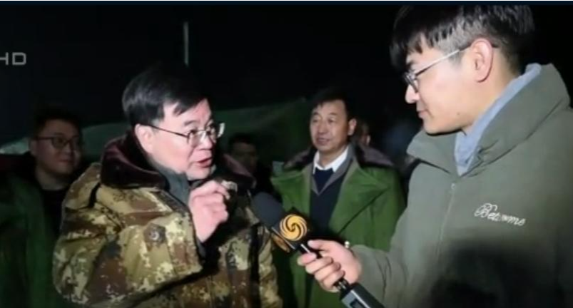 “让灾民尽快住进固定性板房”，甘肃省委书记深夜暗访震后安置点