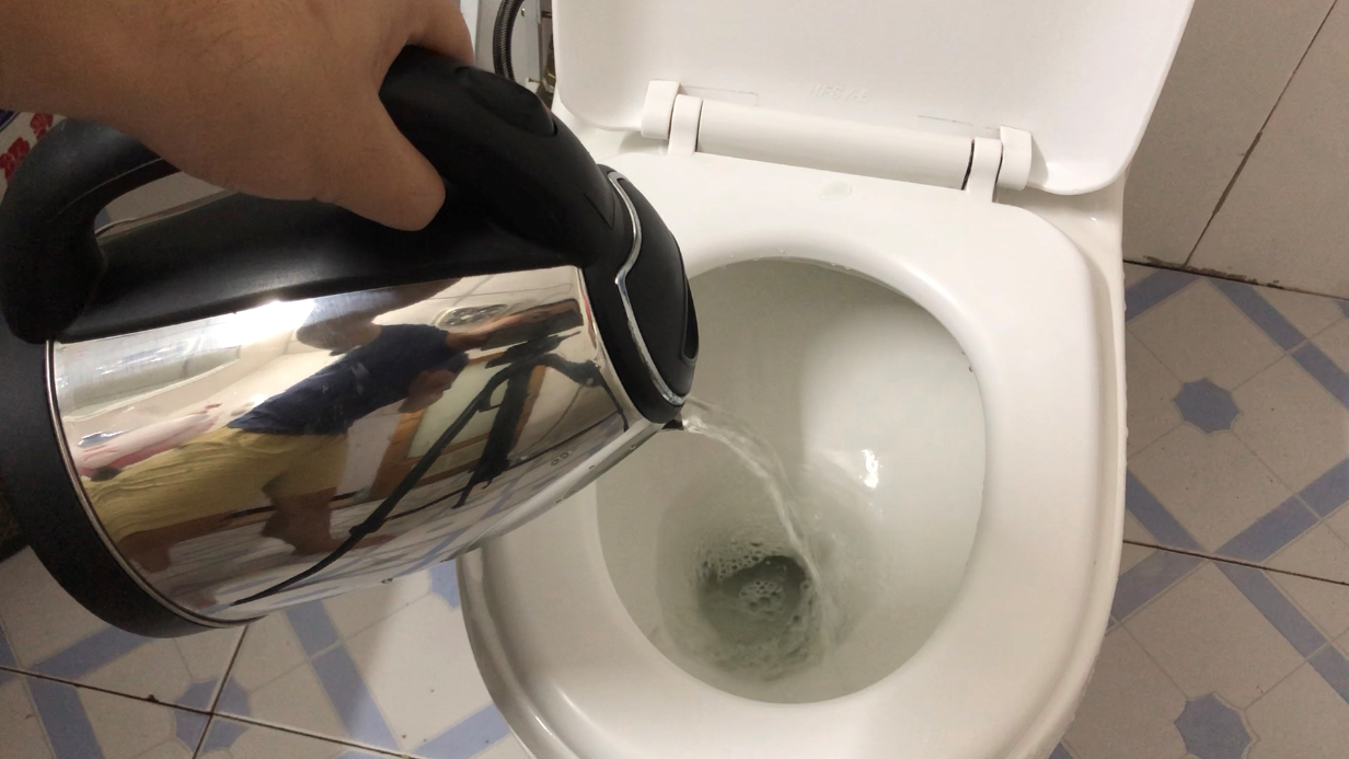 为什么住宾馆时，要倒一壶开水在马桶里？记住这点太重要了