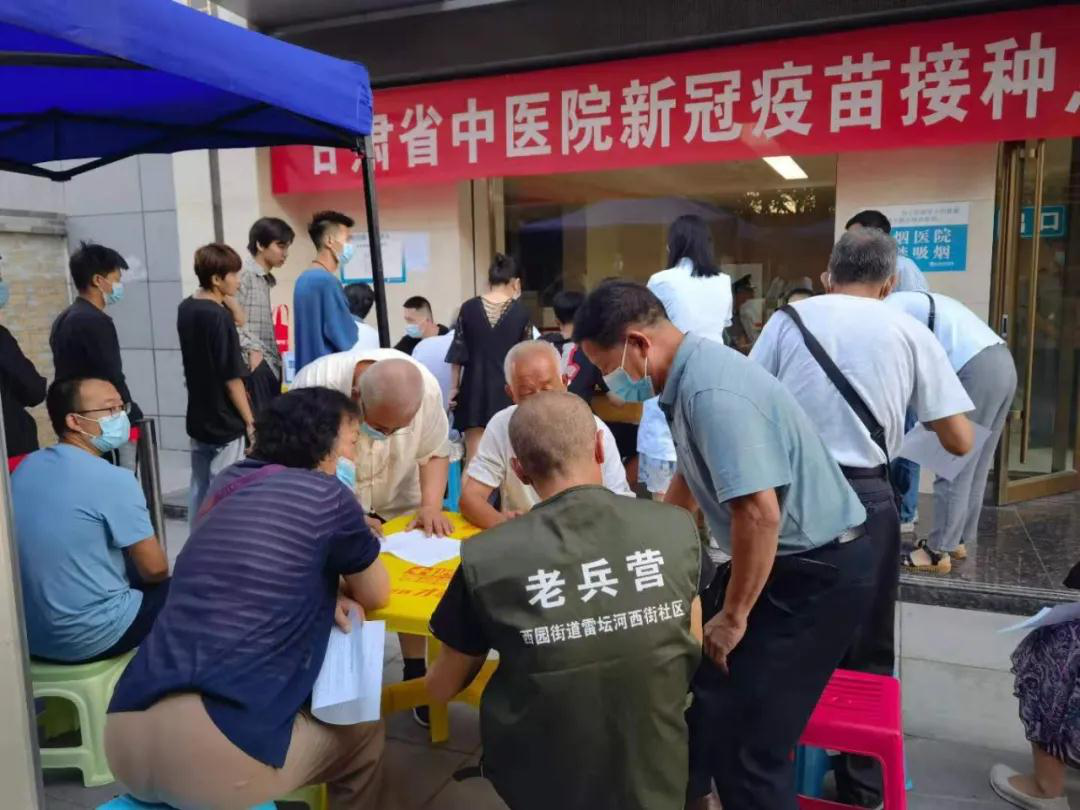 兰州七里河区退役军人志愿者助力疫苗接种