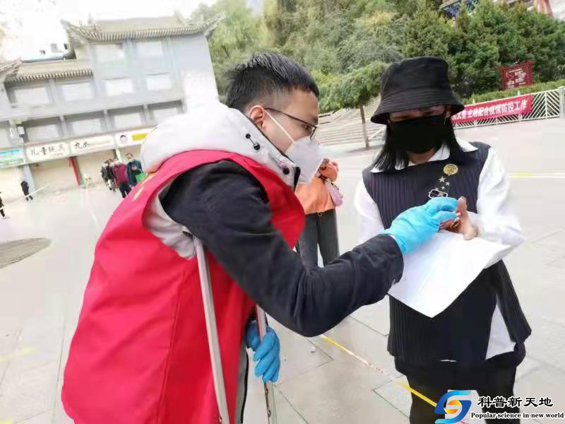 拄着双拐的志愿者李昊鹏