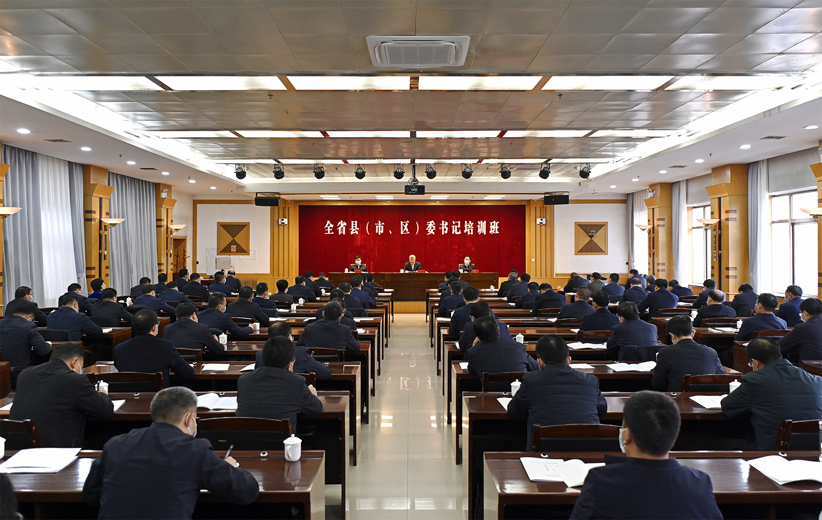 尹弘在全省县（市、区）委书记培训班开班式上强调 