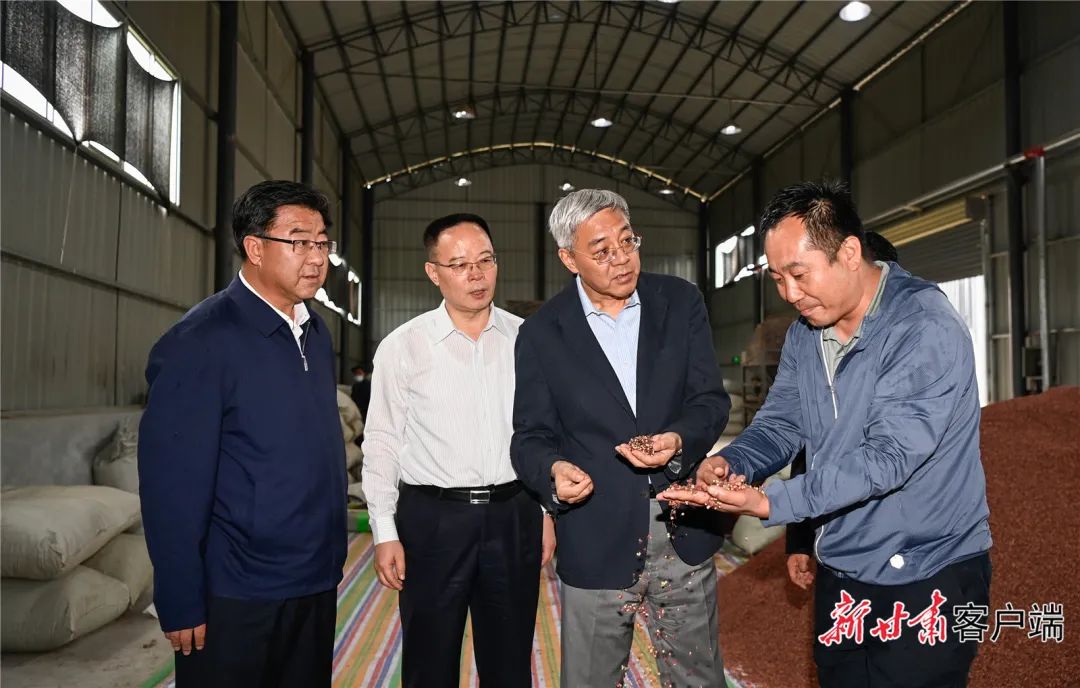 尹弘在积石山县调研
