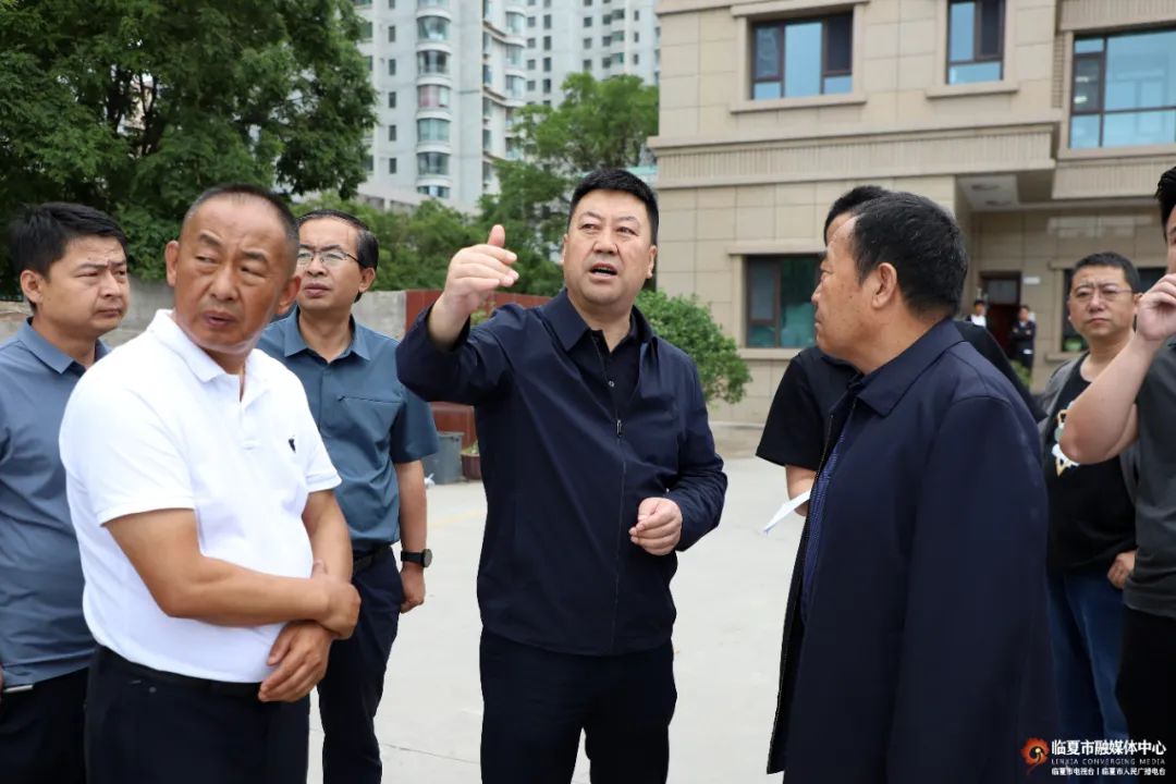 市领导调研城市建筑风貌管控工作