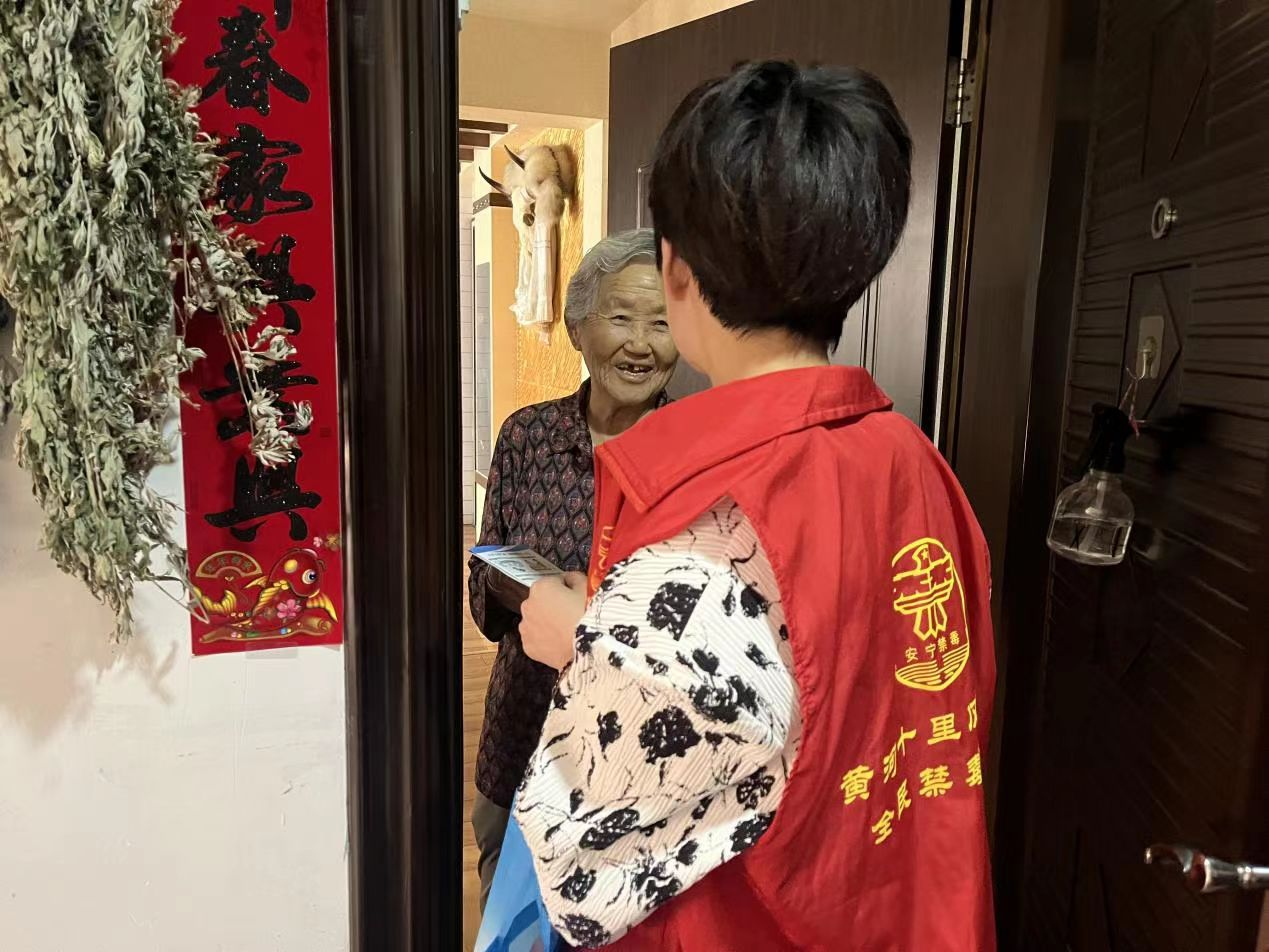 兰州安宁区学府路社区：开展禁毒宣传活动