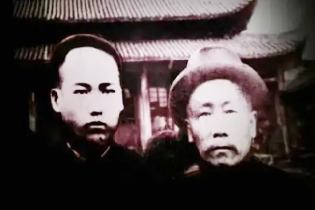夏默庵出上联为难毛主席，毛主席当场对下联，夏默庵听完连声称好