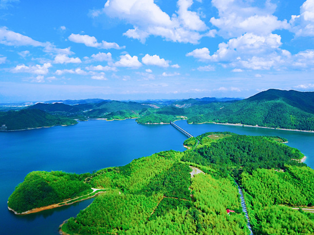 山更青，水更绿，发展永续