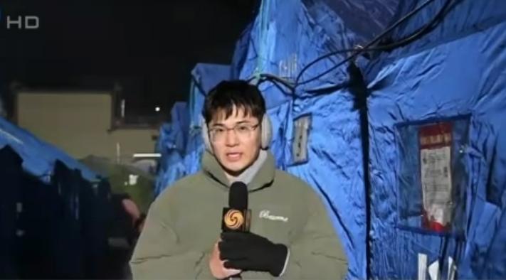“让灾民尽快住进固定性板房”，甘肃省委书记深夜暗访震后安置点