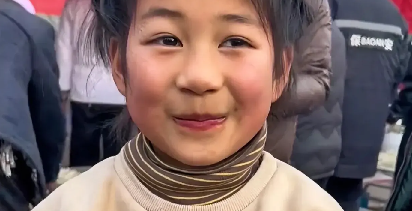 甘肃地震灾区最美女孩，吃着热腾腾的牛肉面笑了，我却哭了