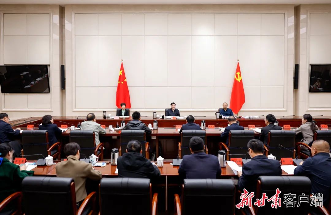 甘肃省庆祝第24个中国记者节新闻媒体座谈会举行，胡昌升主持并讲话