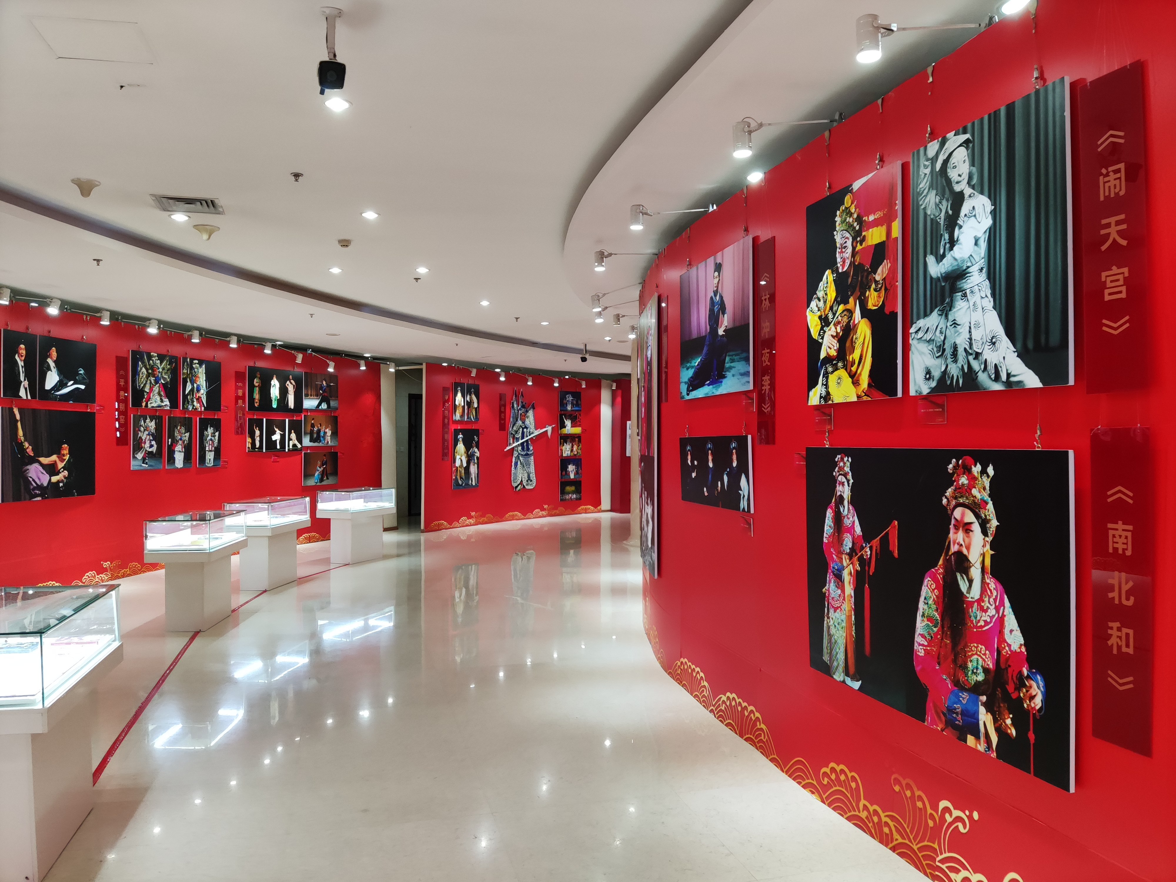 中国文联为裴艳玲、王晓棠、罗扬三位老艺术家举办成就展