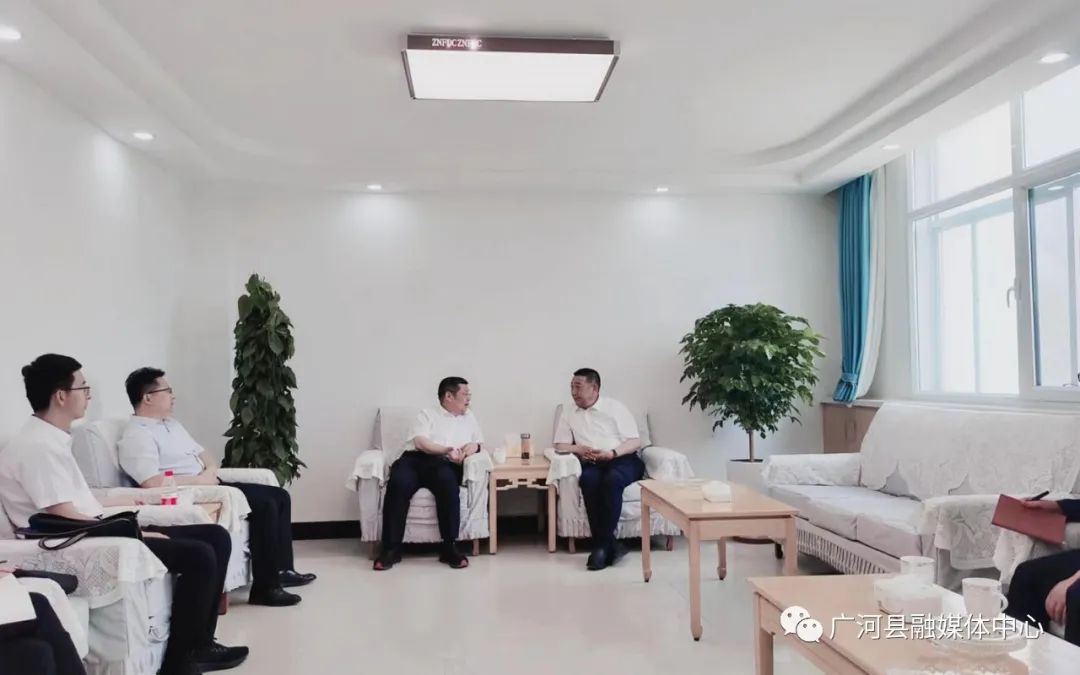 马信真分别与农发行临夏州分行负责人朱增山弘康皮革制品有限公司董事长刘祥军座谈
